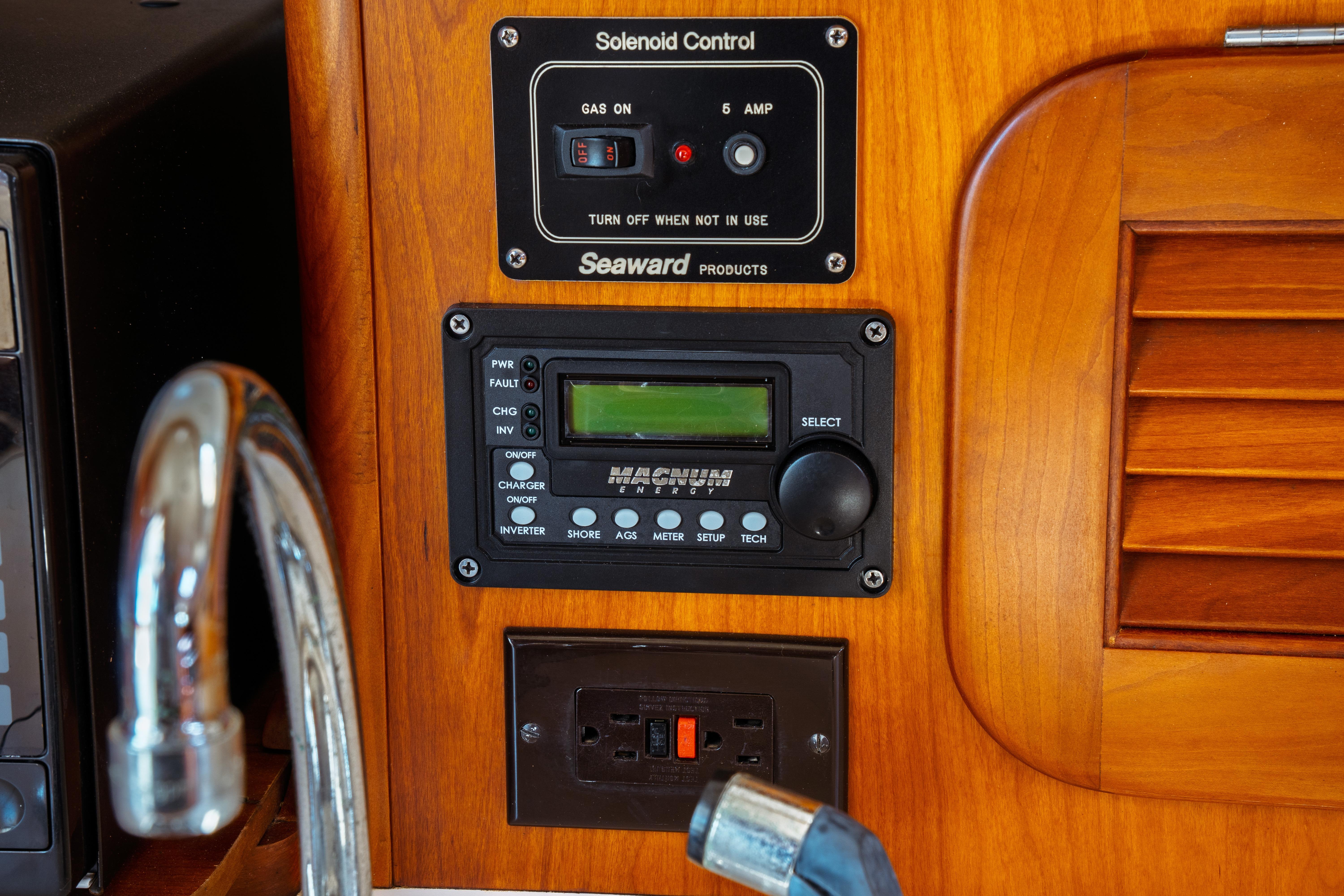 2000 Hinckley Picnic Boat Classic Downeast