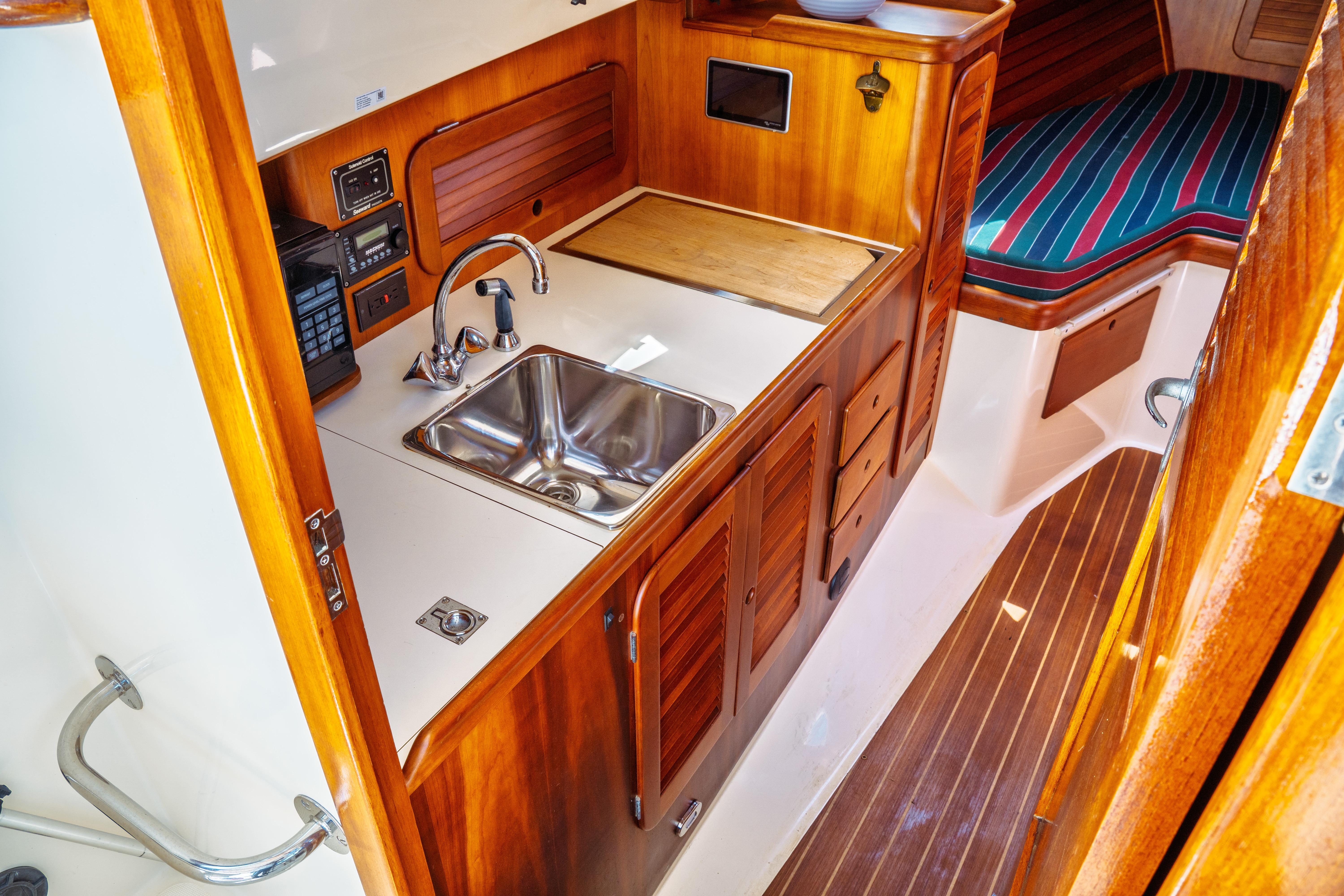 2000 Hinckley Picnic Boat Classic Downeast