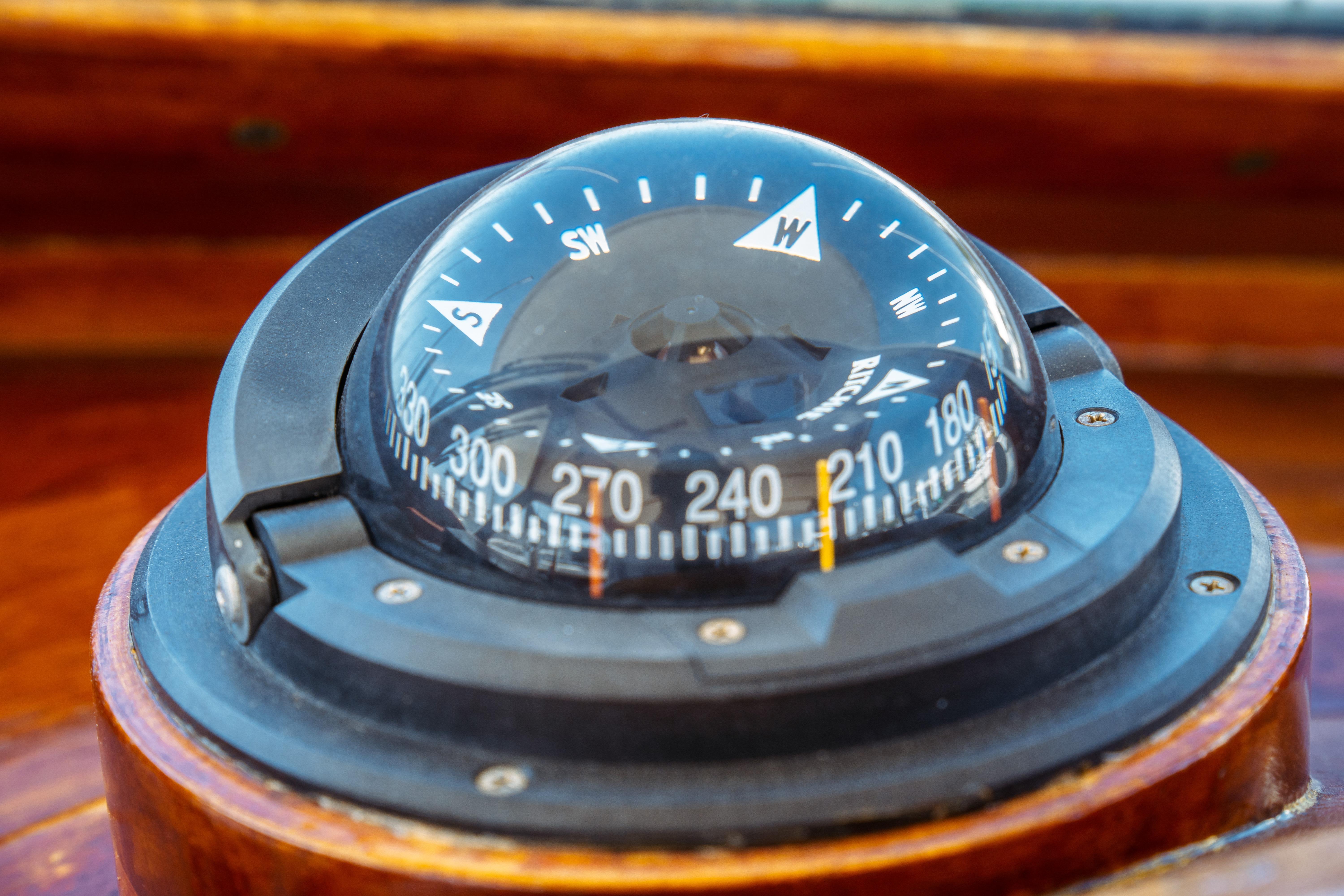 2000 Hinckley Picnic Boat Classic Downeast