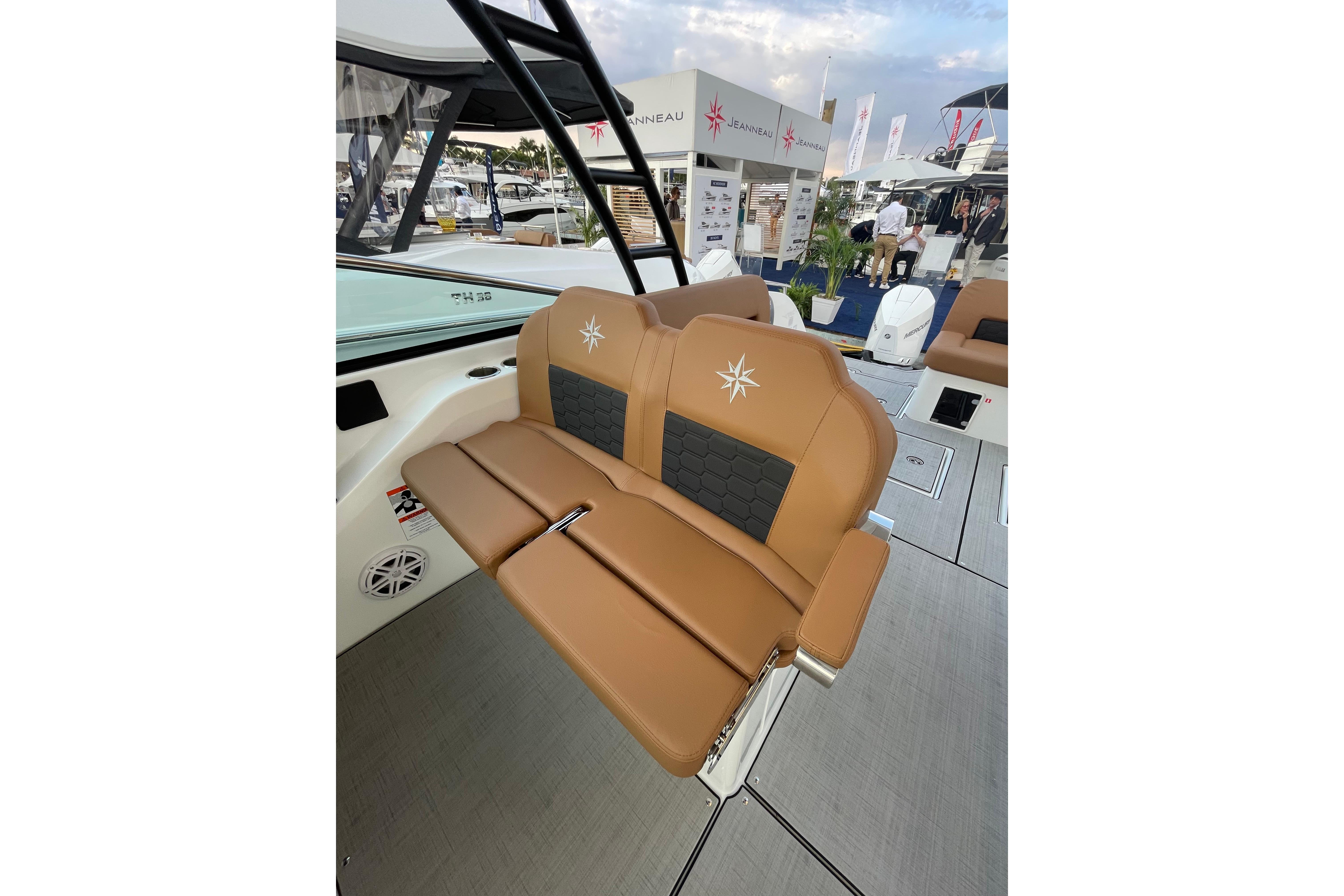 2026 Jeanneau TH33 Boat