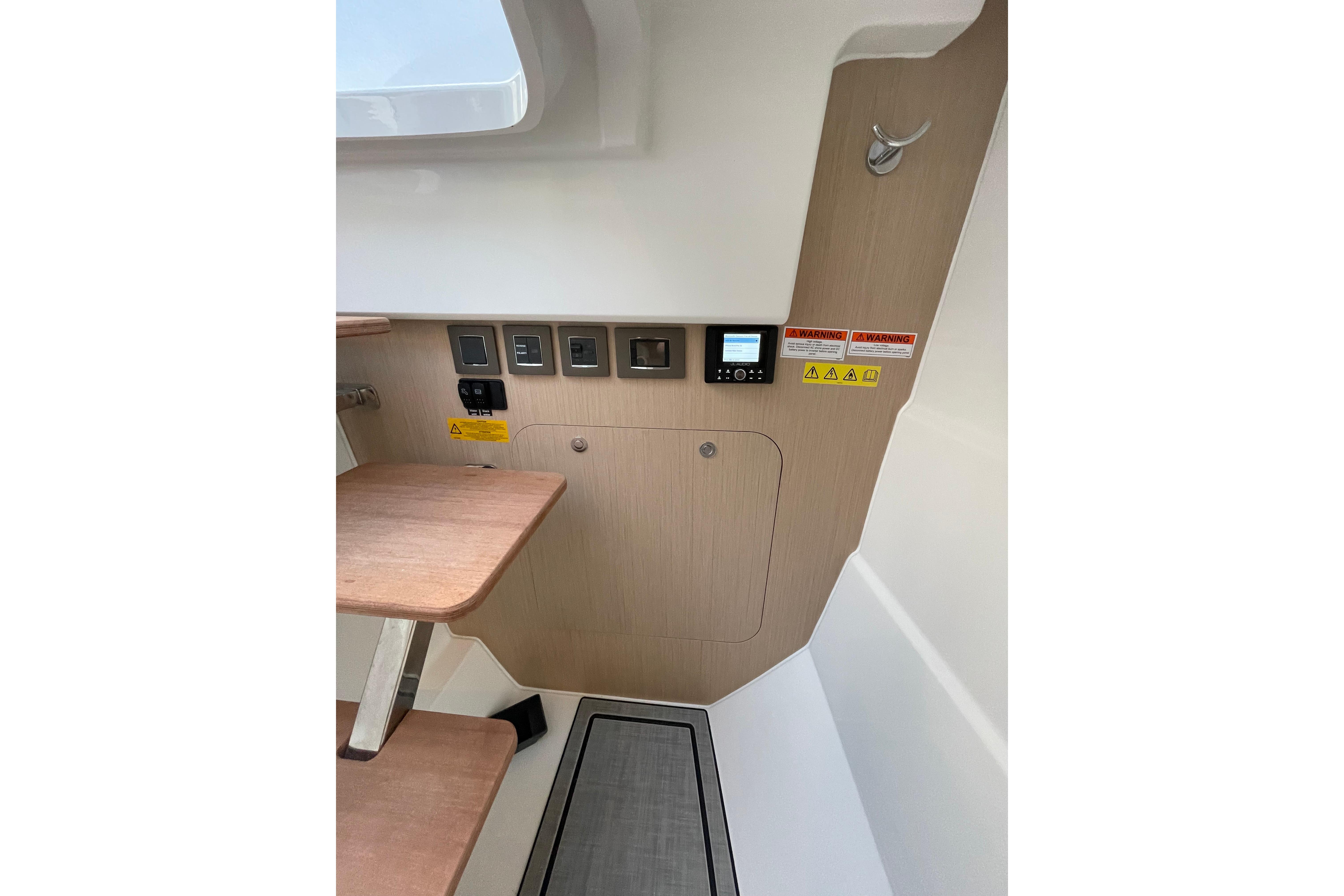 2026 Jeanneau TH33 Boat