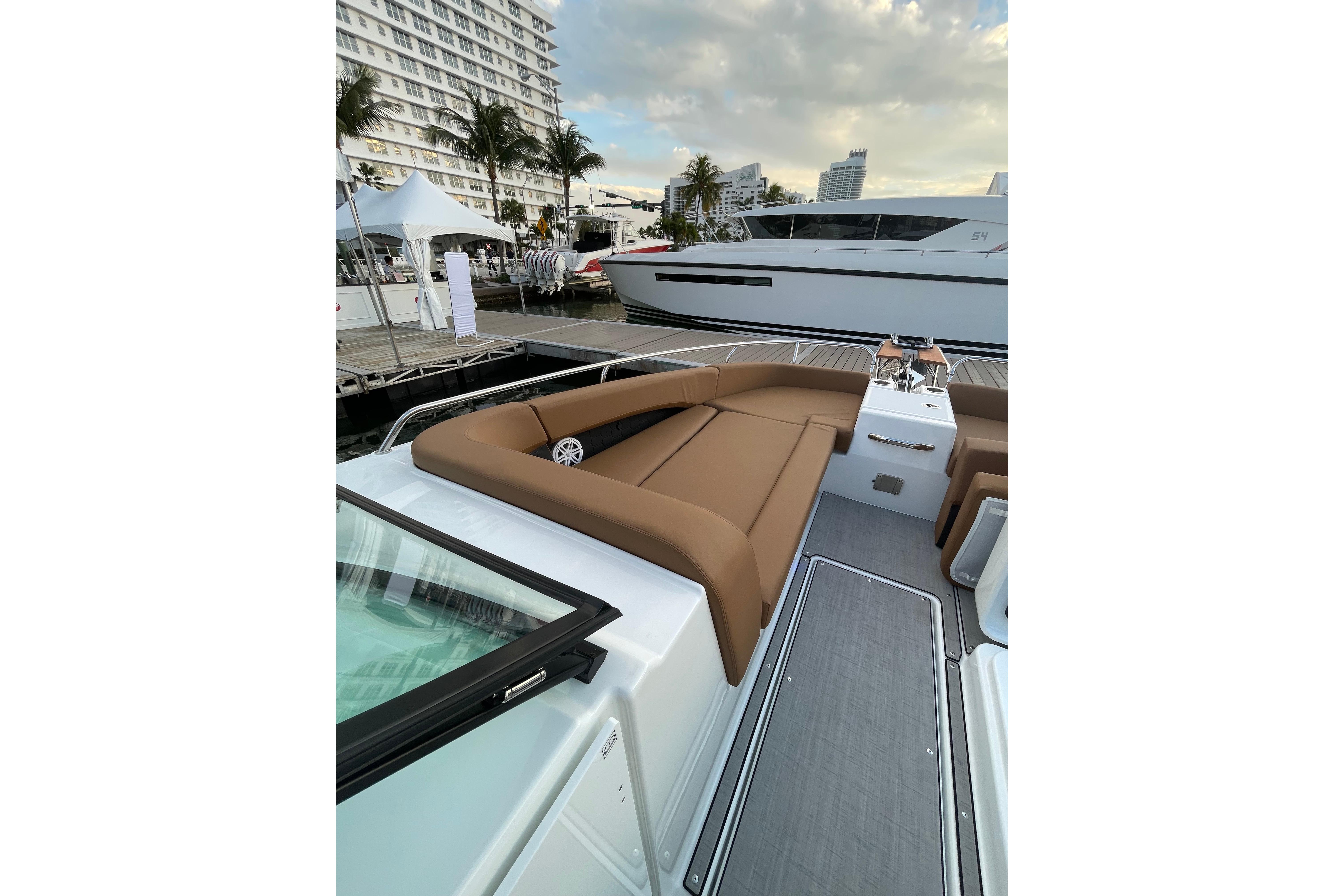 2026 Jeanneau TH33 Boat