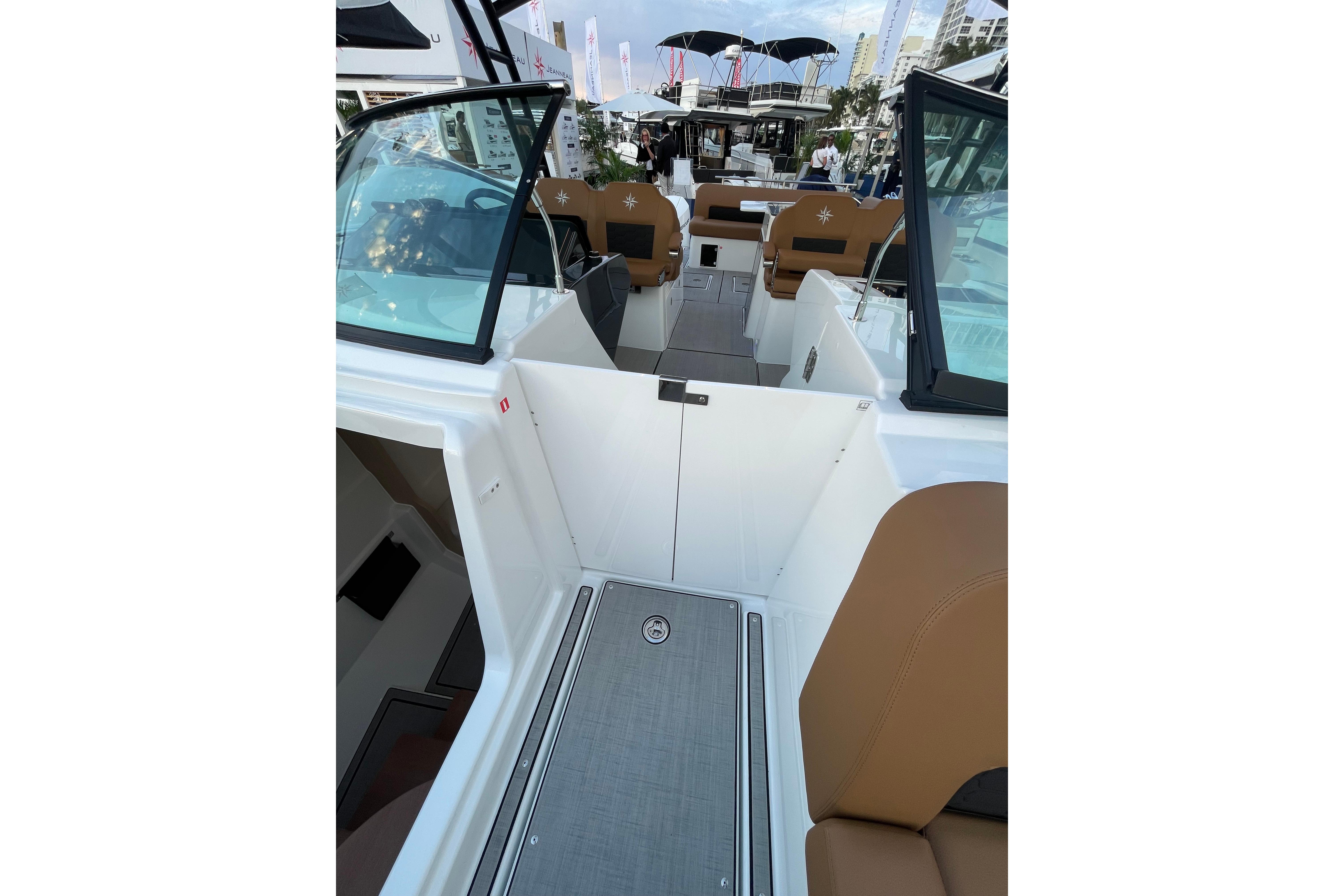 2026 Jeanneau TH33 Boat