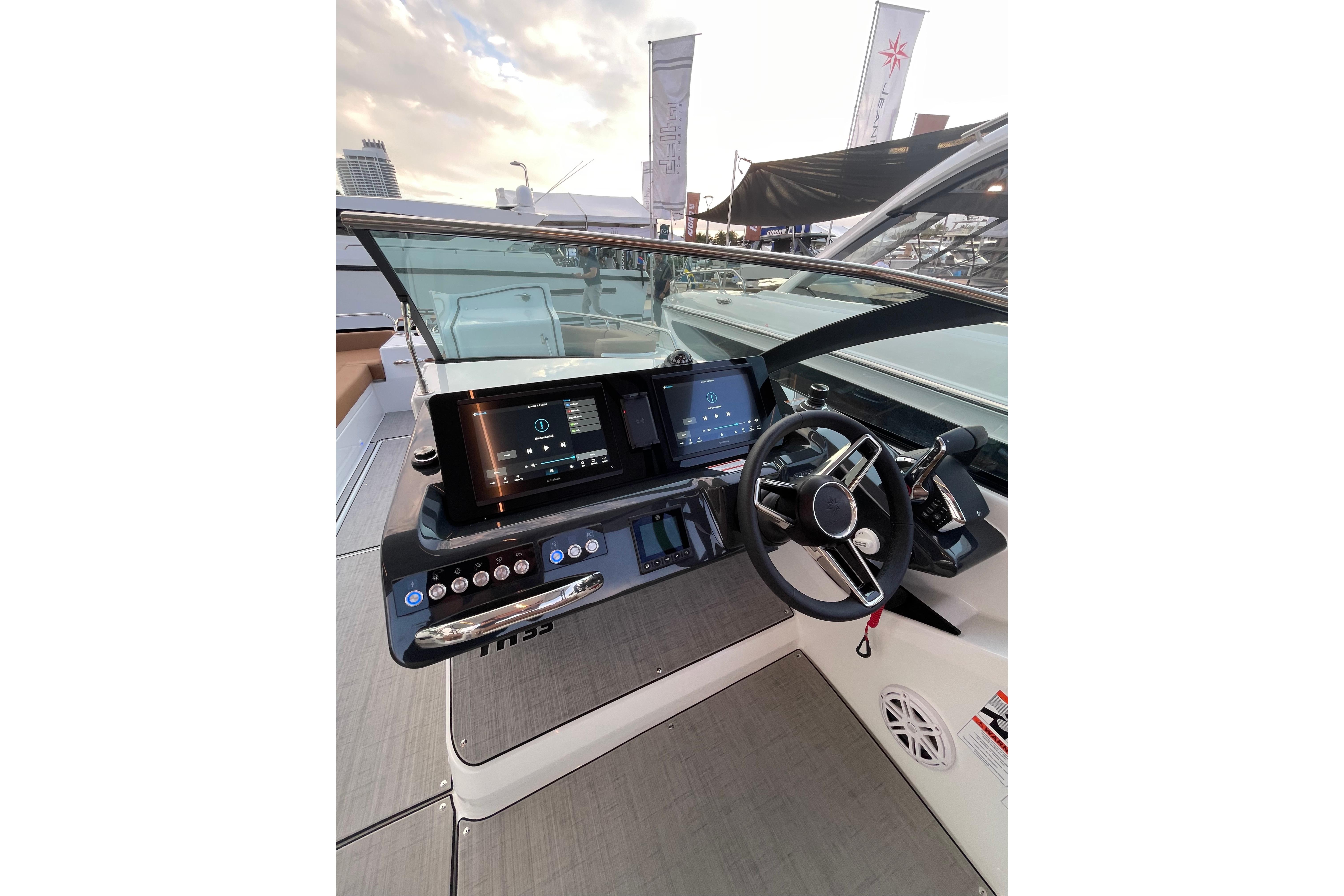 2026 Jeanneau TH33 Boat