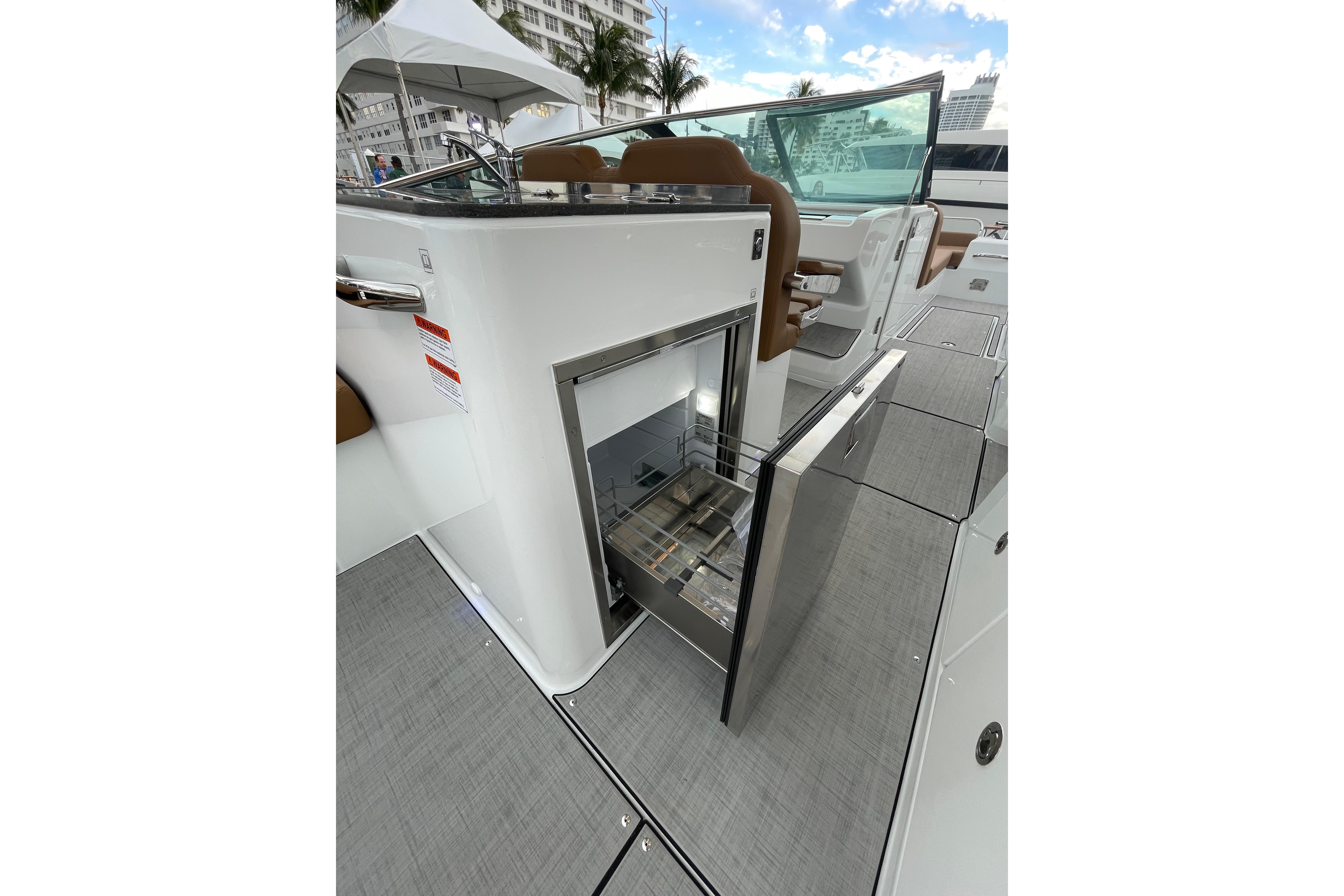 2026 Jeanneau TH33 Boat