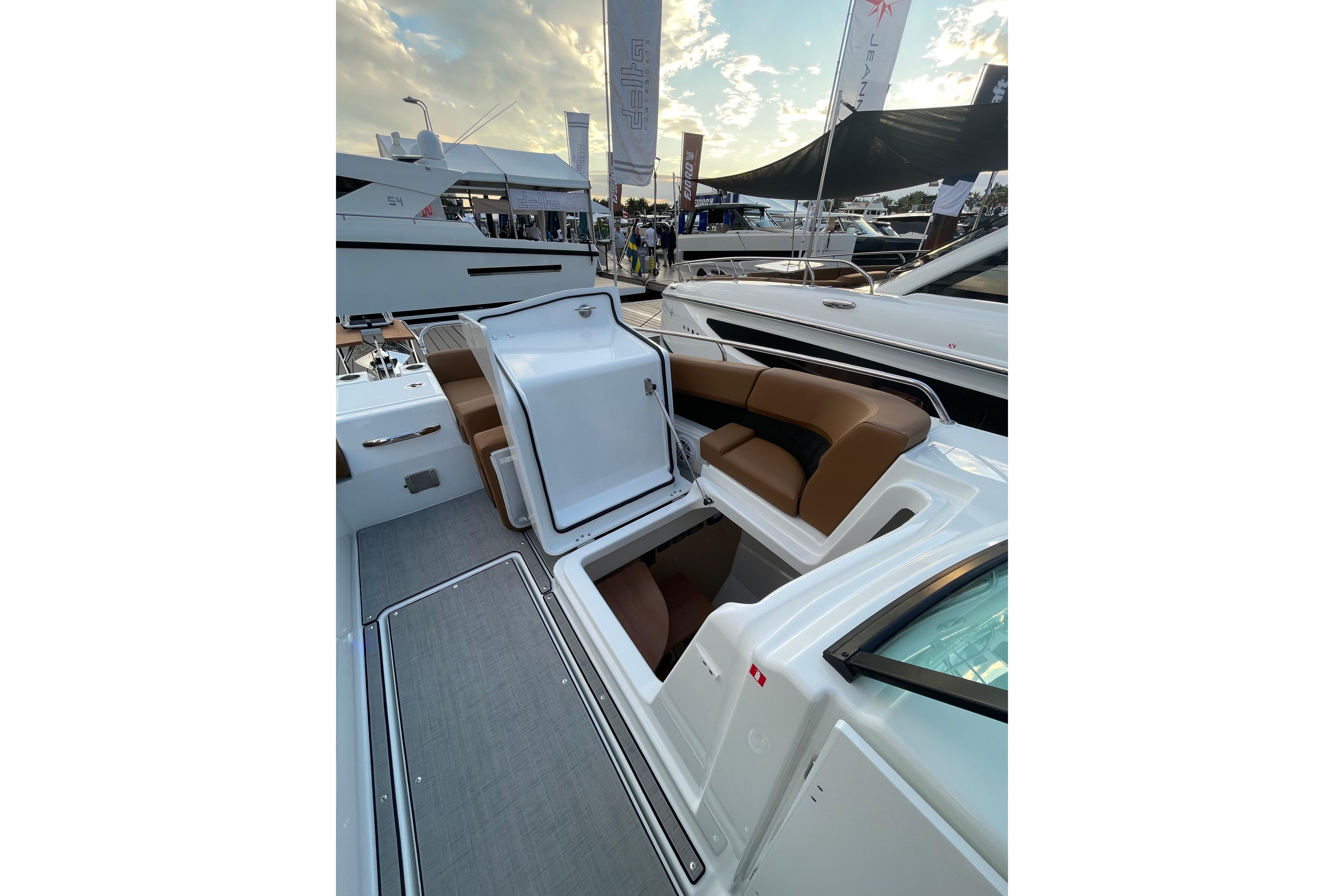2026 Jeanneau TH33 Boat