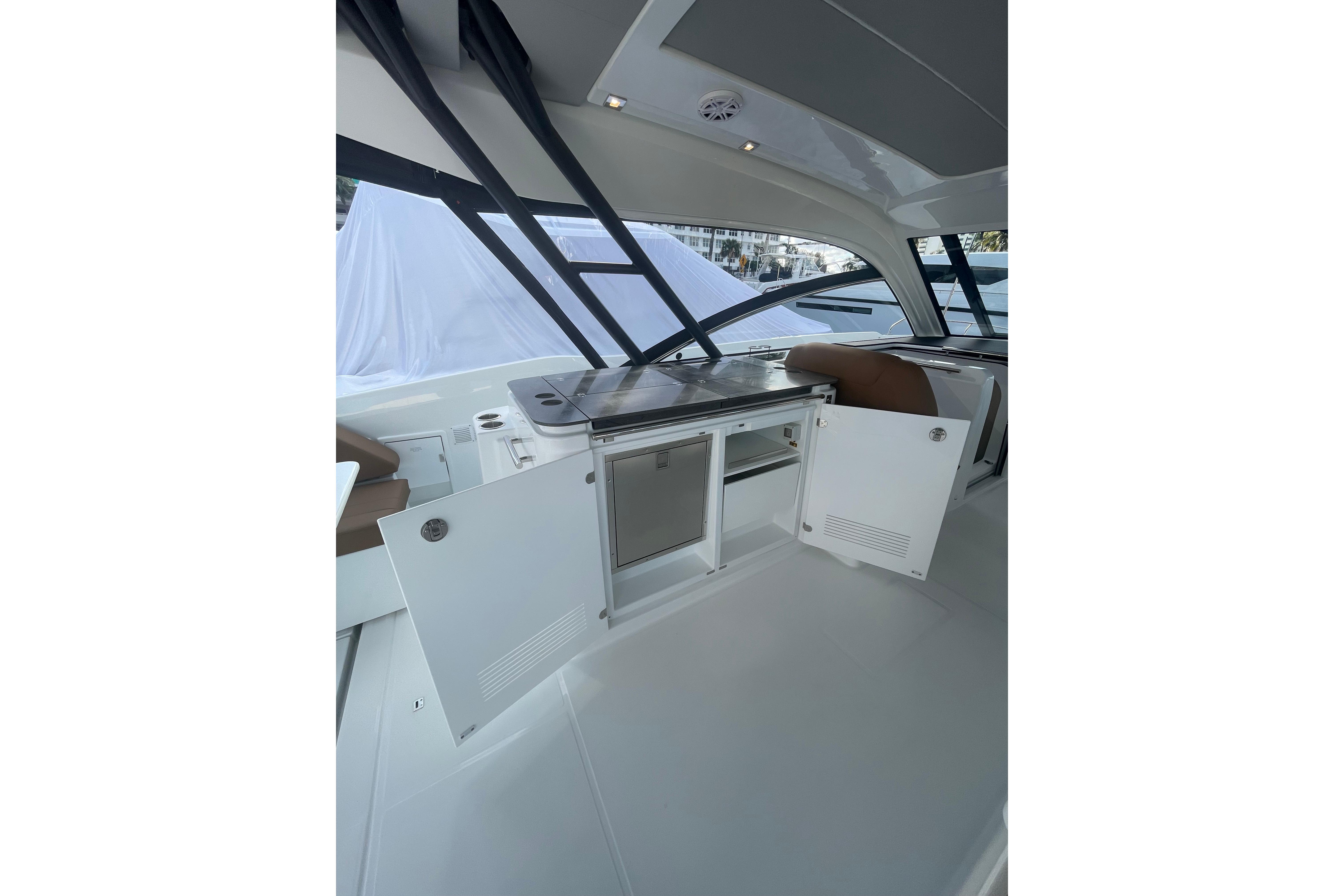 2026 Jeanneau TH38 Boat