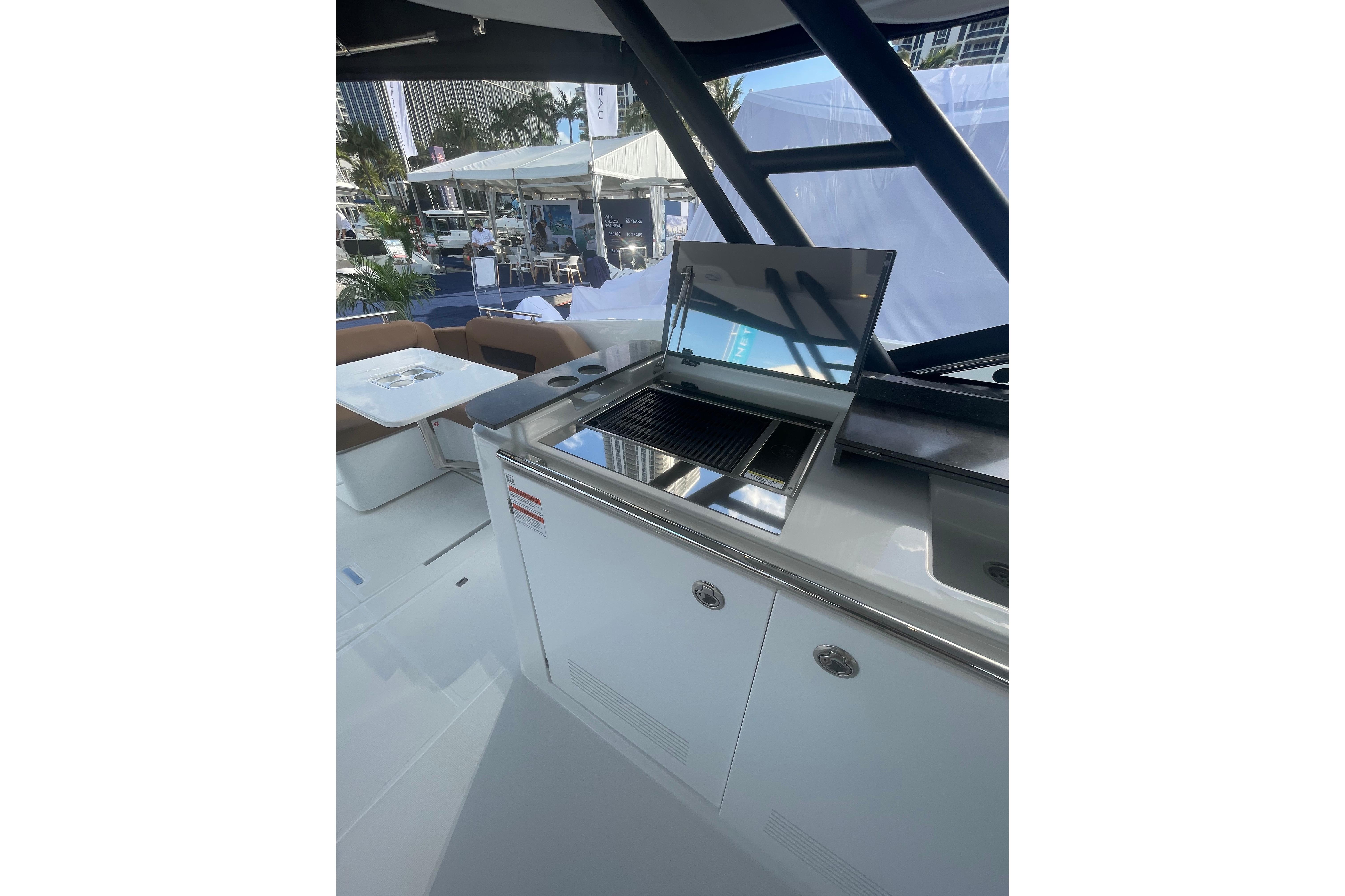 2026 Jeanneau TH38 Boat