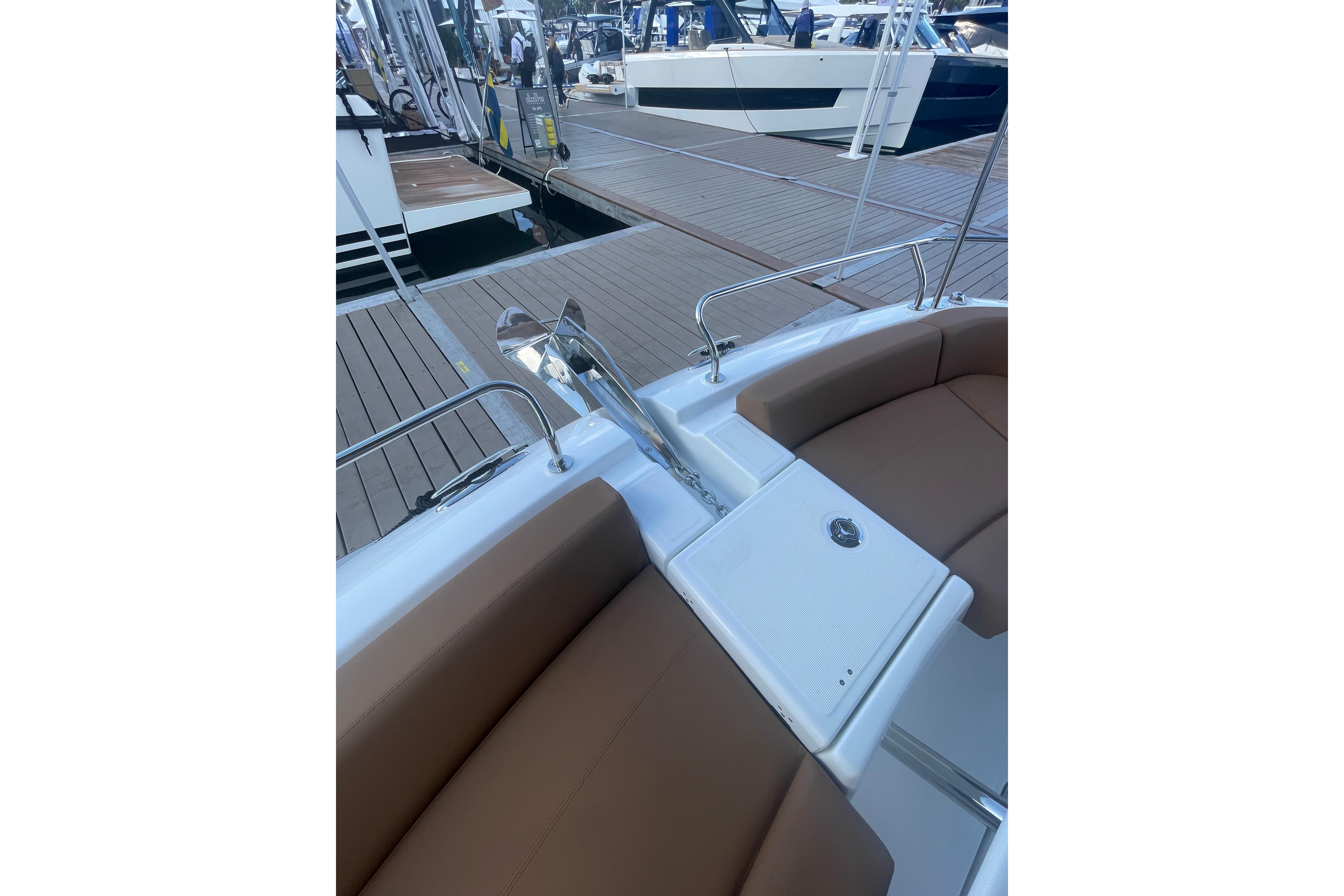 2026 Jeanneau TH38 Boat