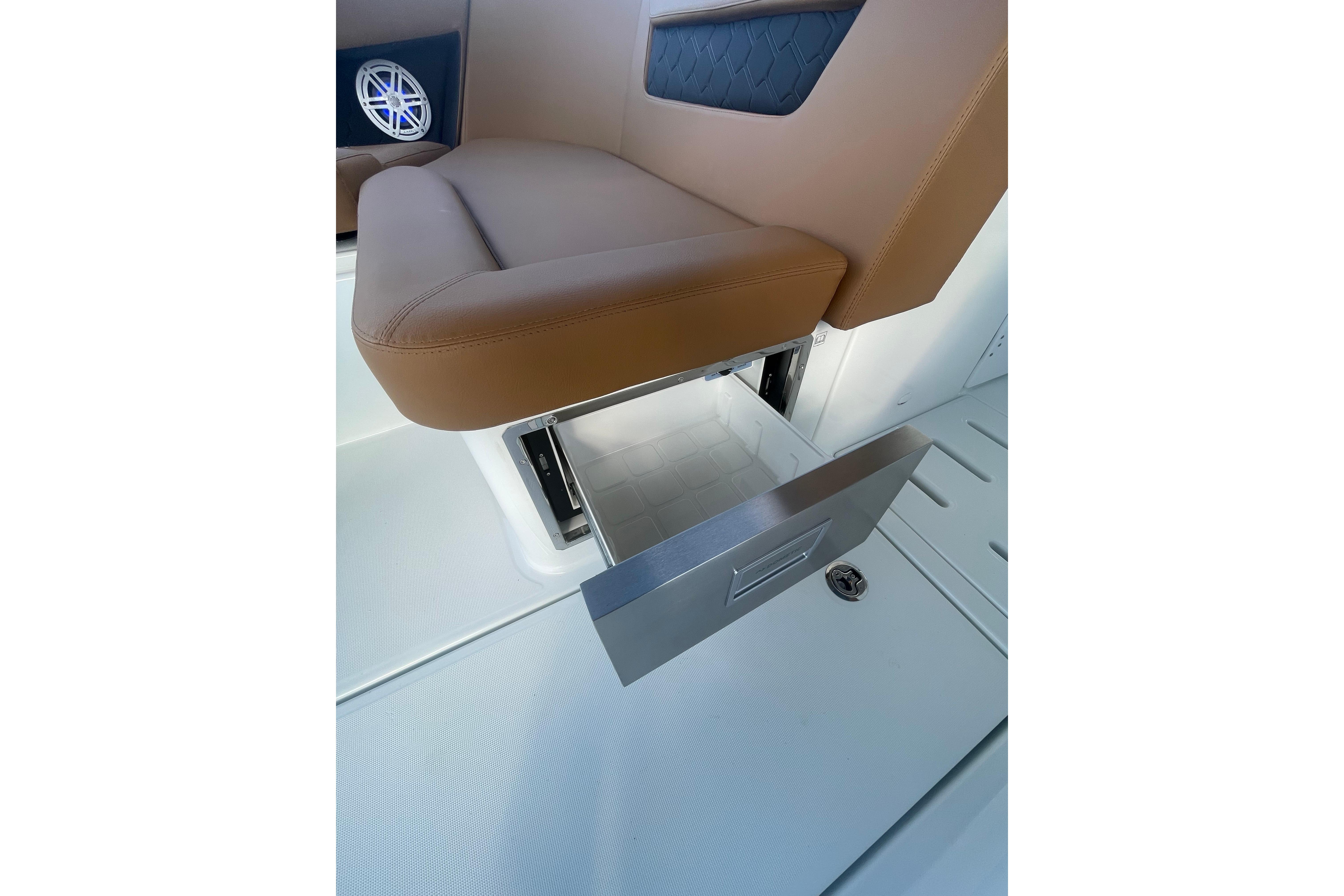 2026 Jeanneau TH38 Boat