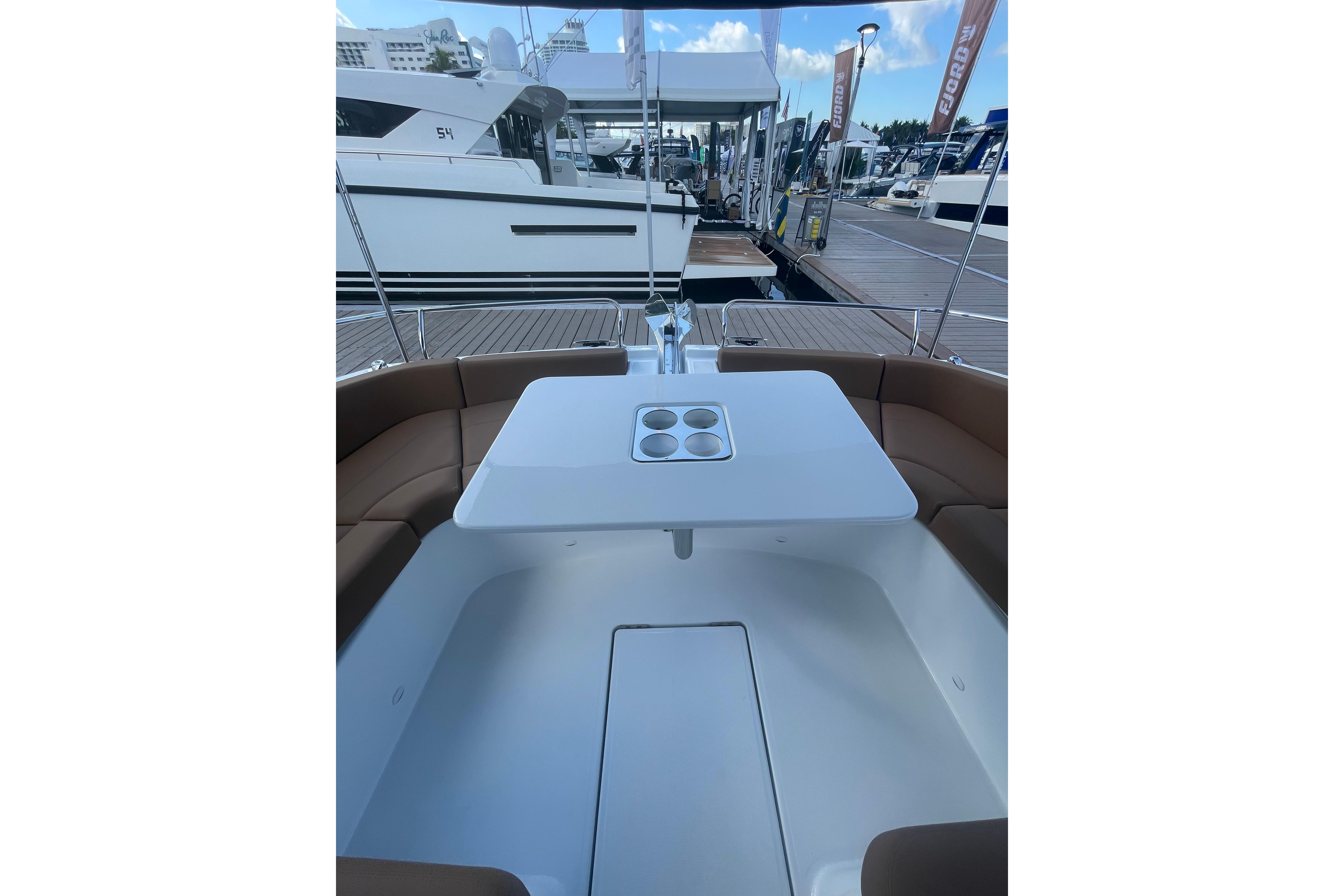 2026 Jeanneau TH38 Boat