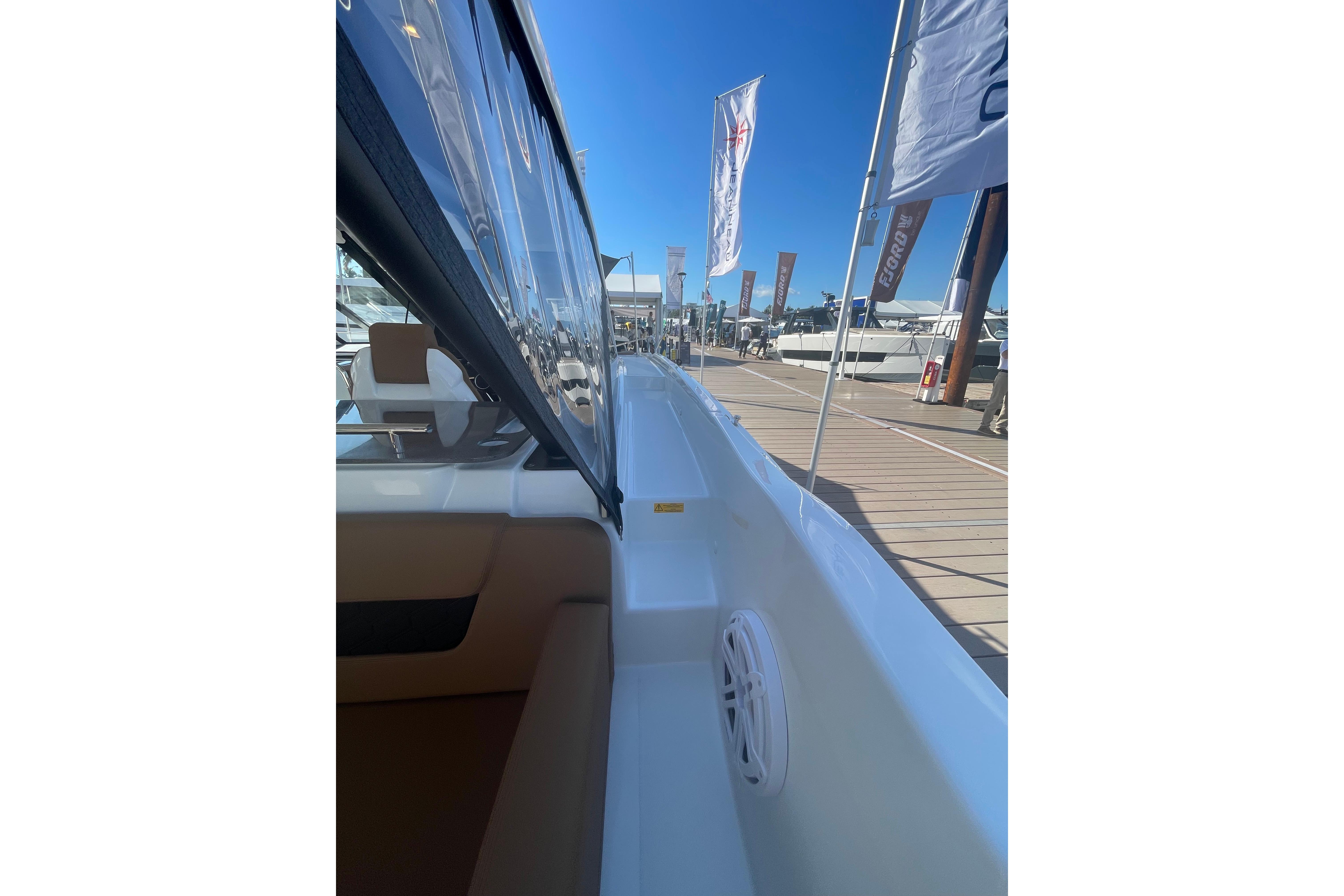 2026 Jeanneau TH38 Boat