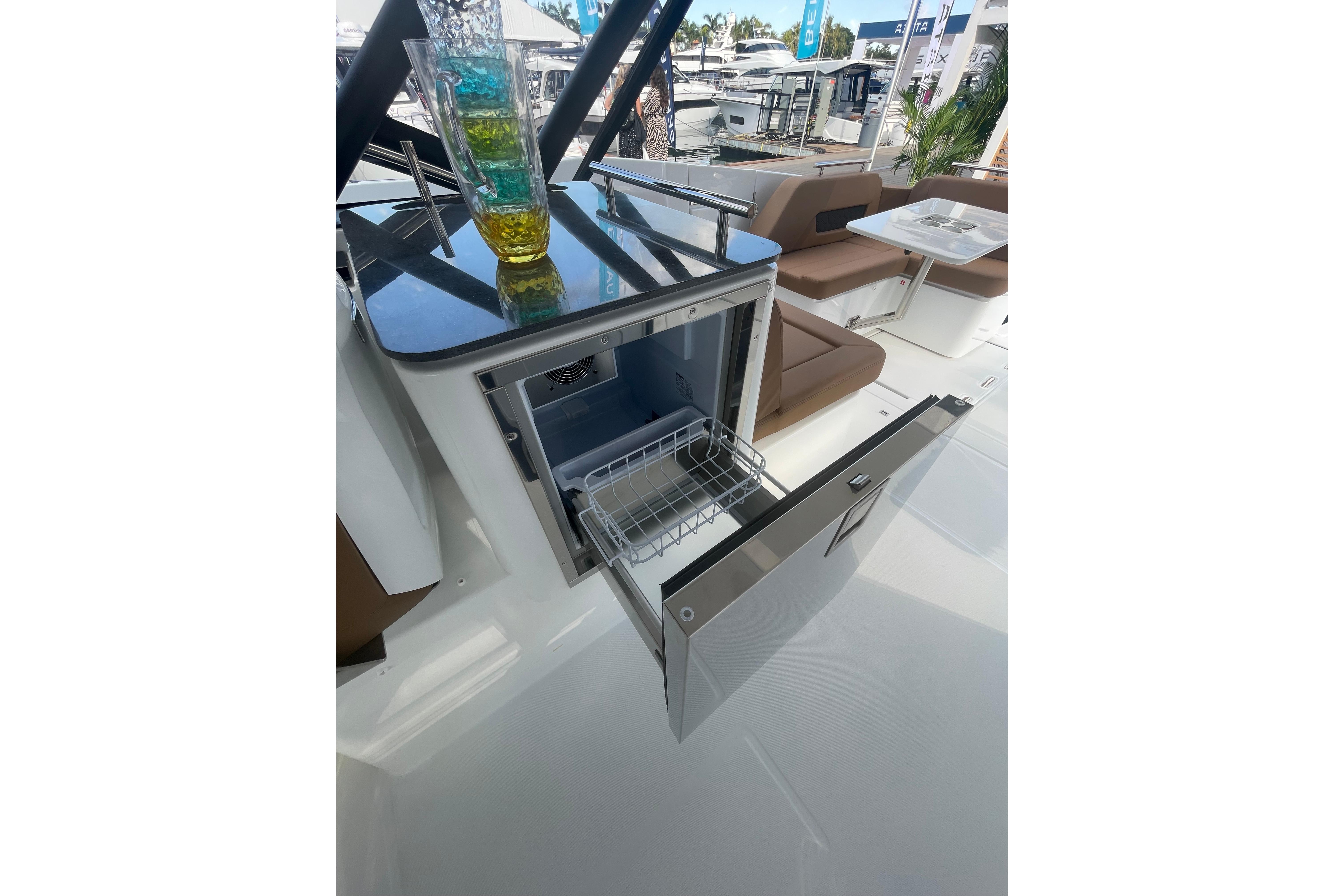 2026 Jeanneau TH38 Boat