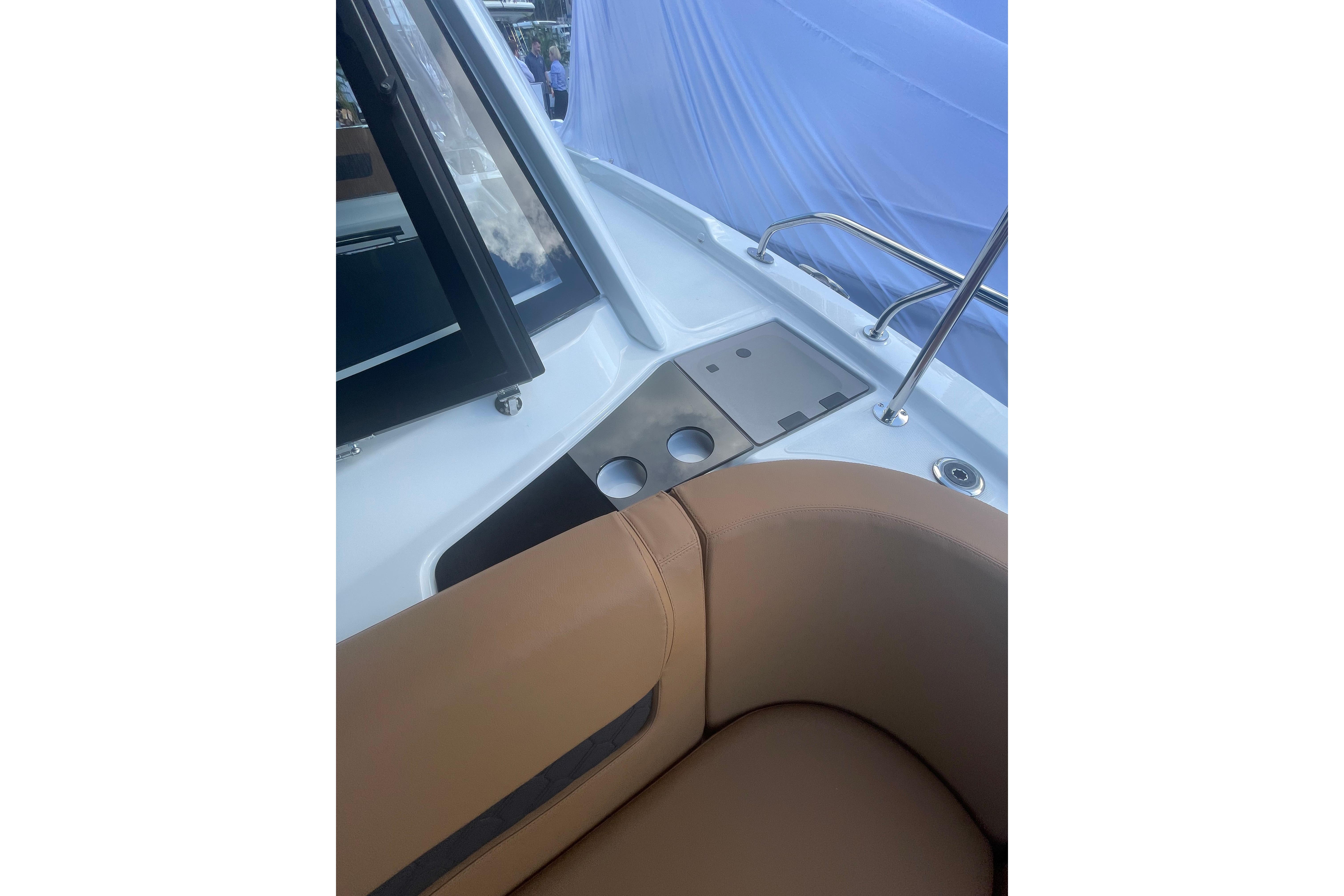 2026 Jeanneau TH38 Boat