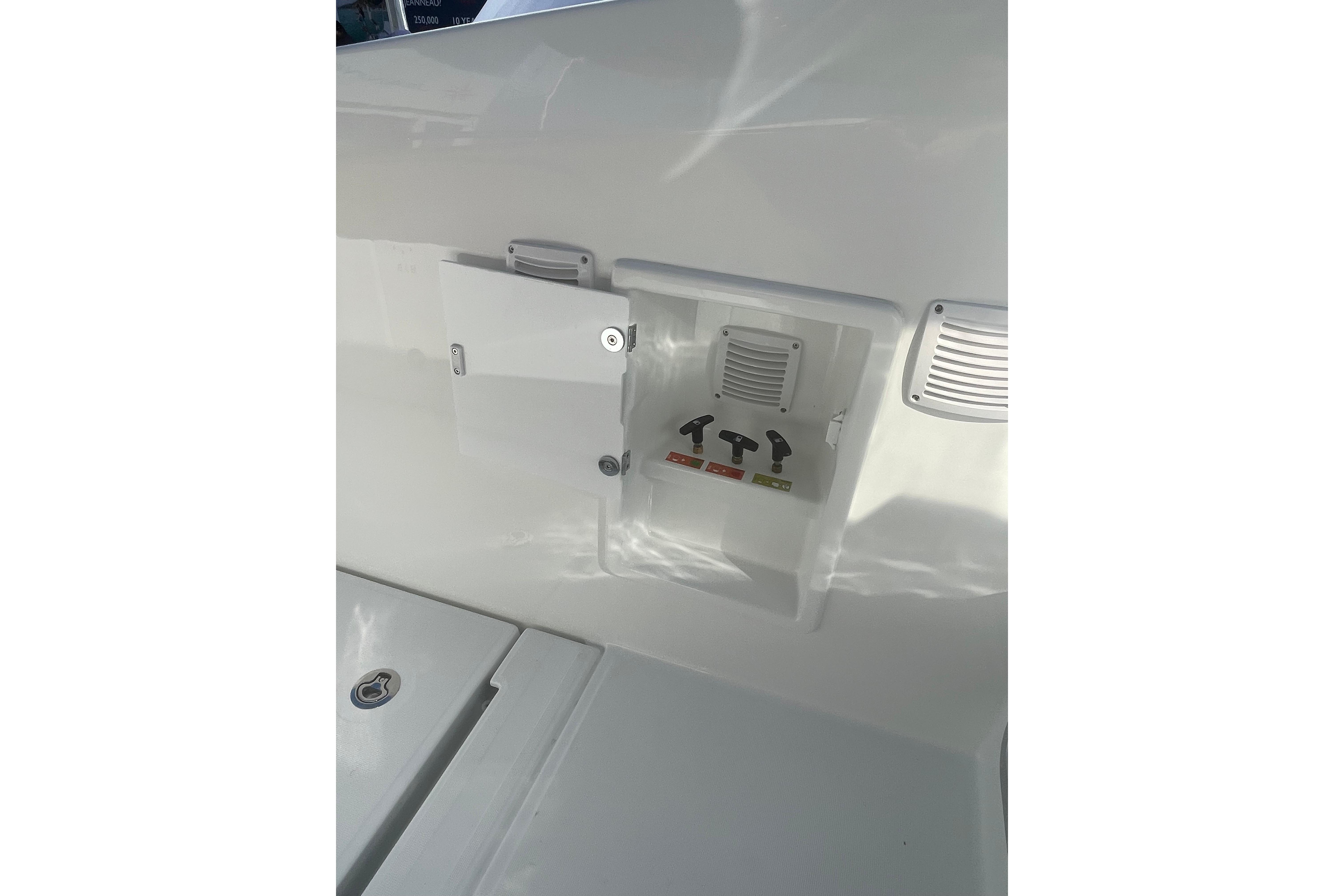 2026 Jeanneau TH38 Boat