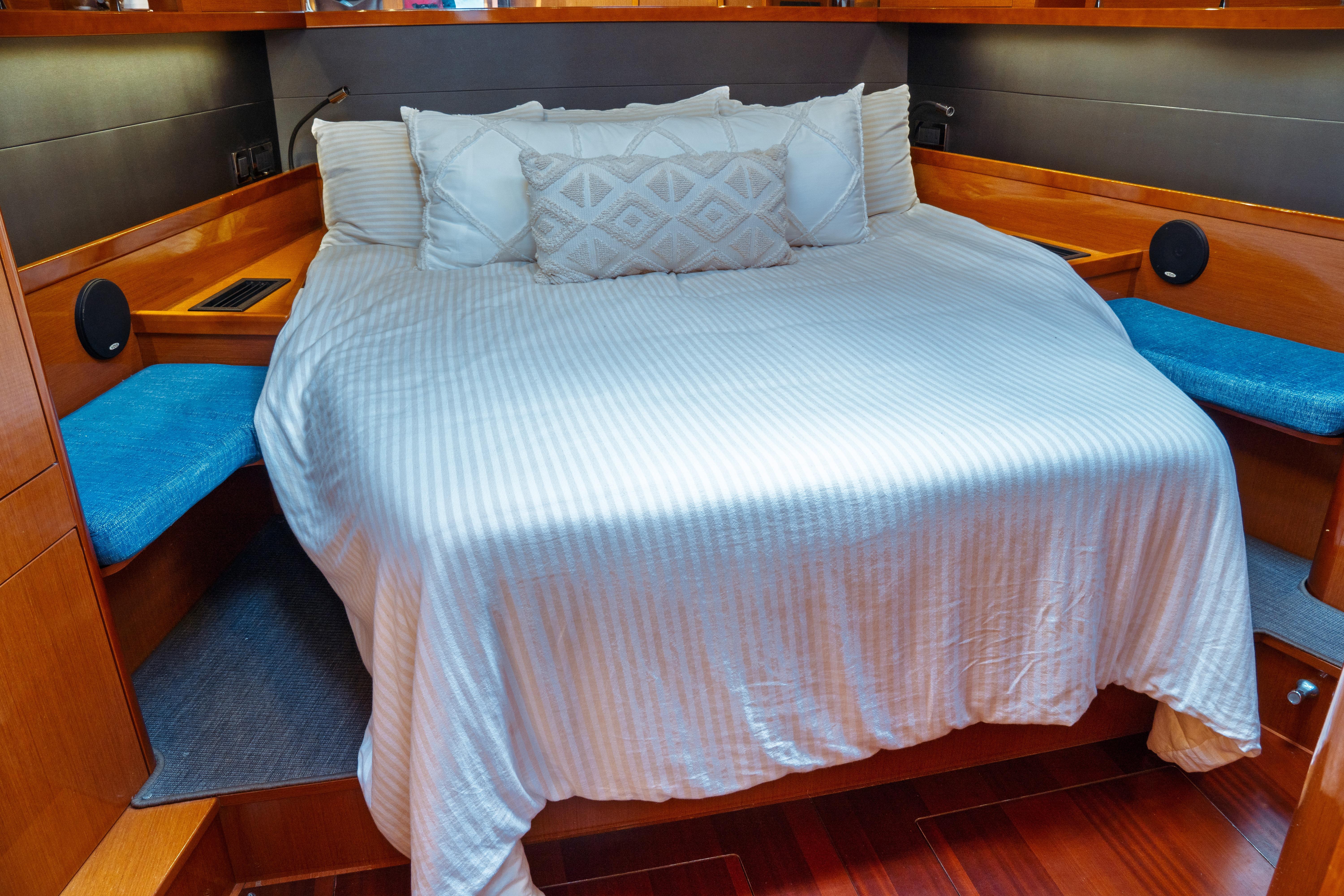 2016 Beneteau Oceanis 60 Boat