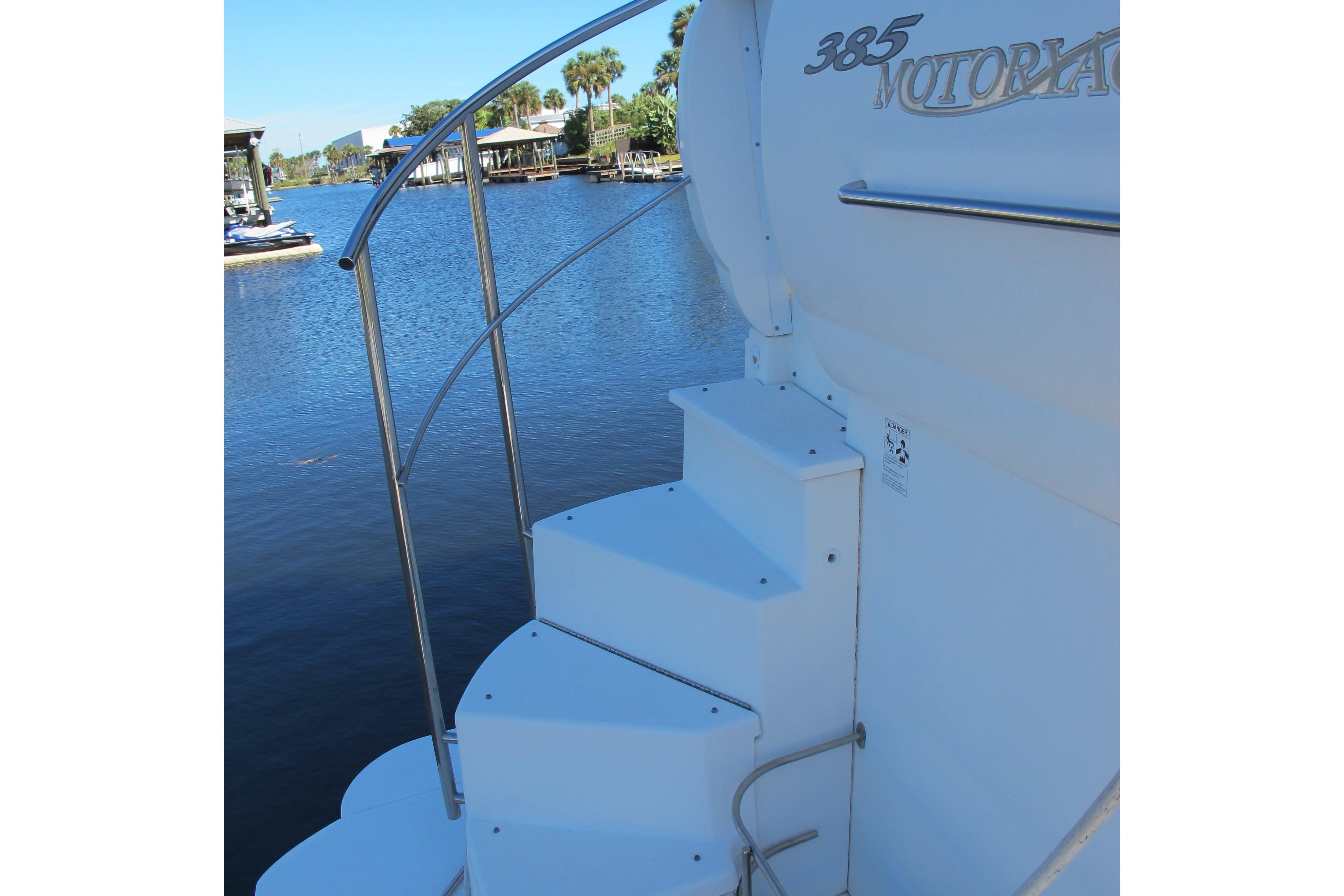 2006 Cruisers Yachts 385 Motoryacht Motor Yachts