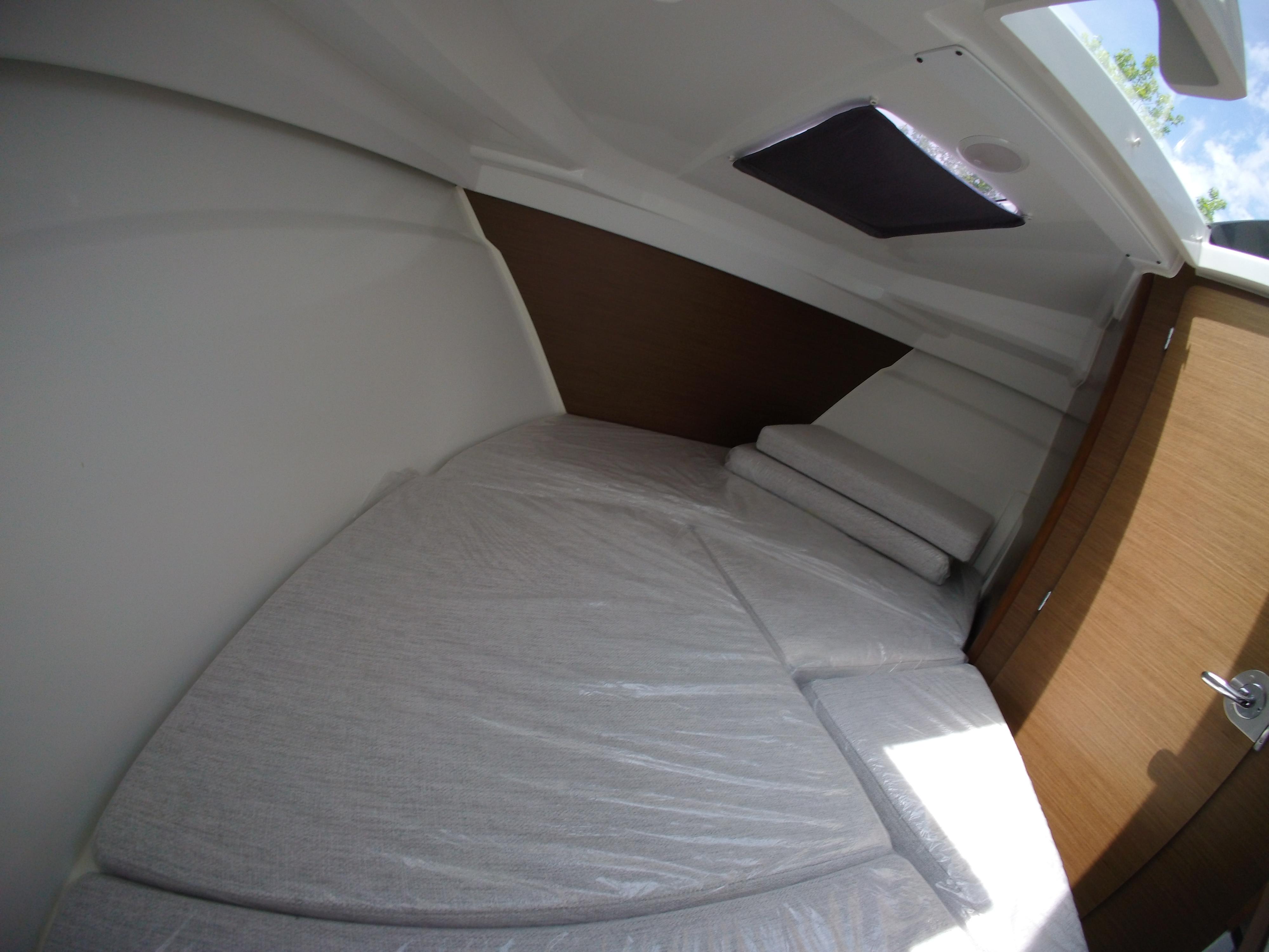 2022 Jeanneau NC 695 Series 2 Boat