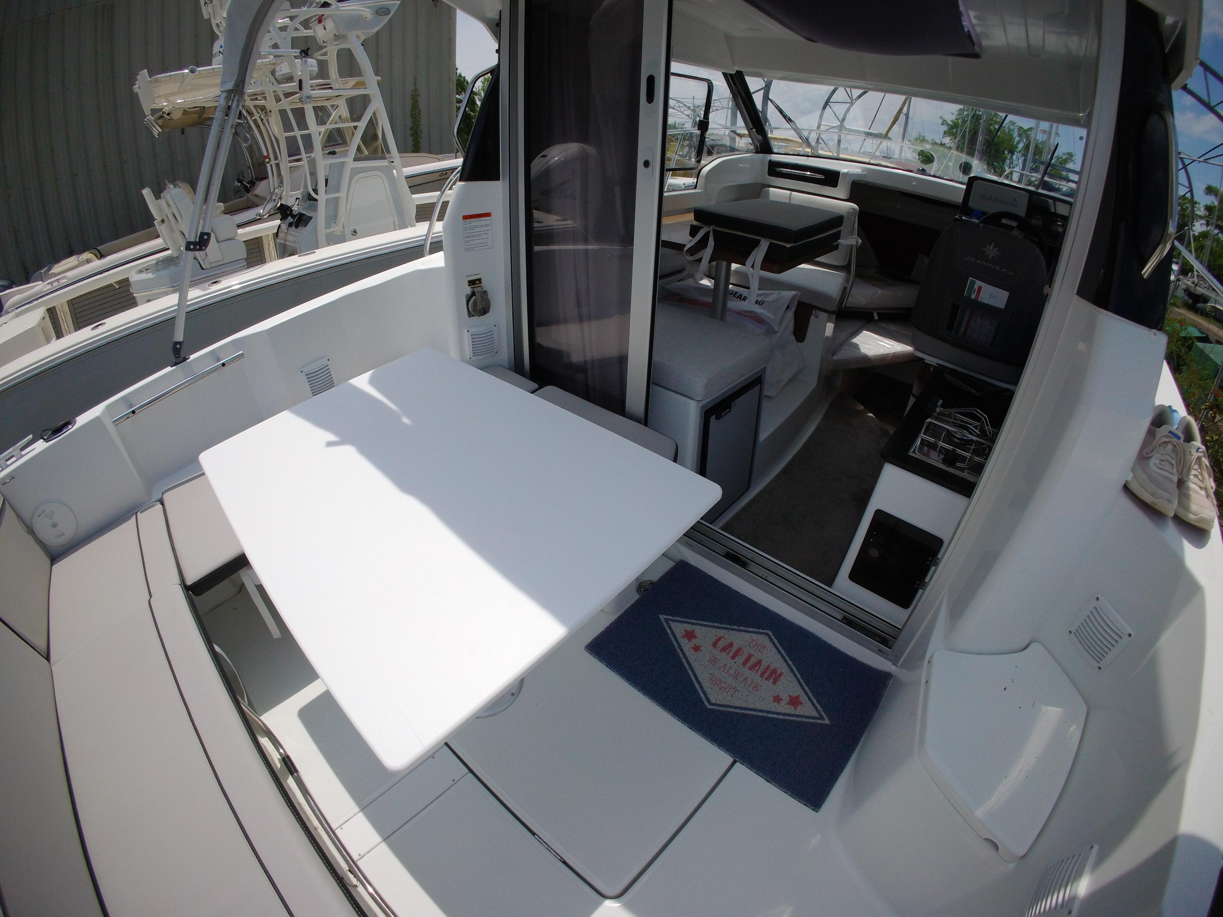 2022 Jeanneau NC 695 Series 2 Boat