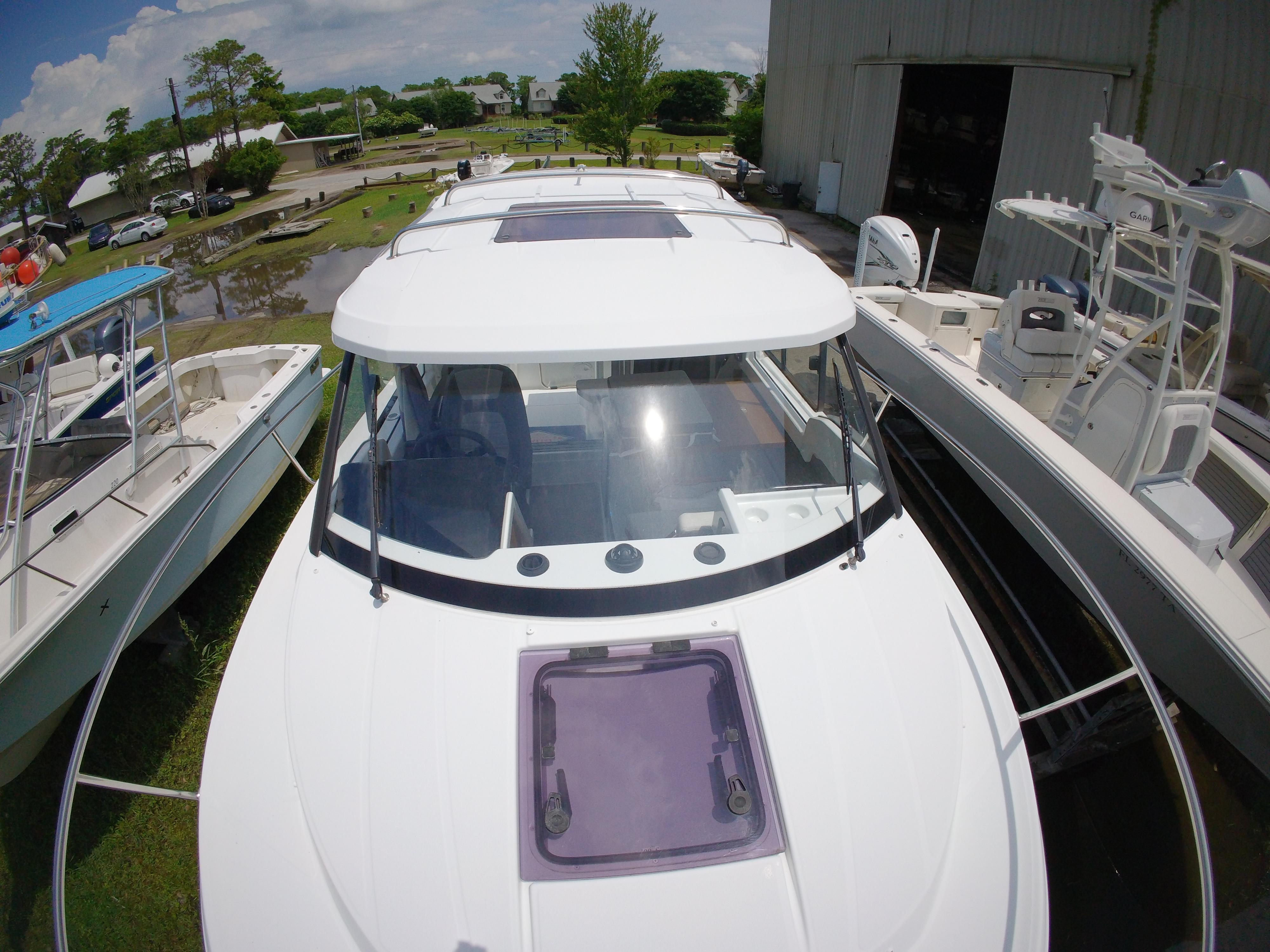 2022 Jeanneau NC 695 Series 2 Boat