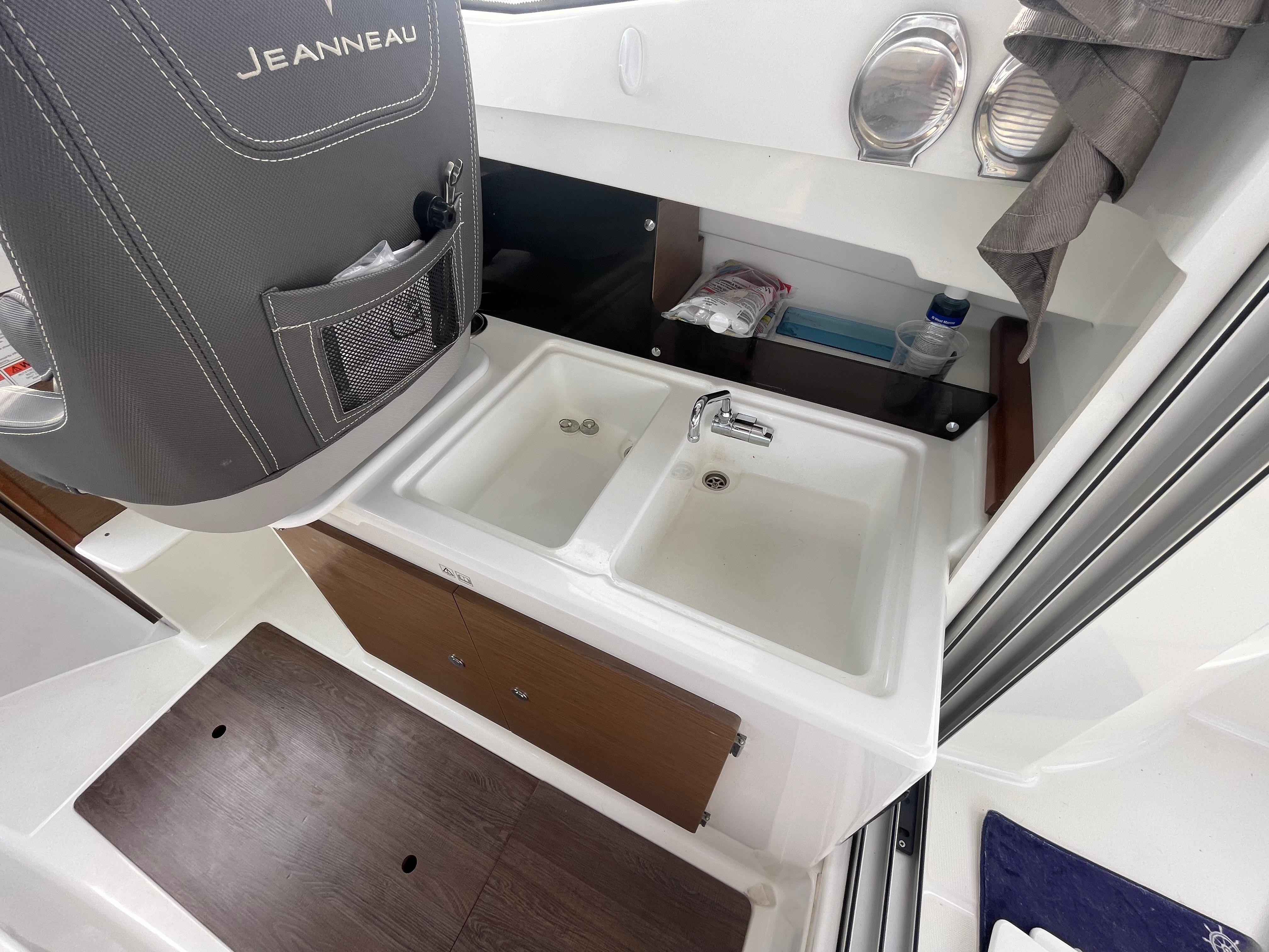 2019 Jeanneau Nc 695 Cruisers