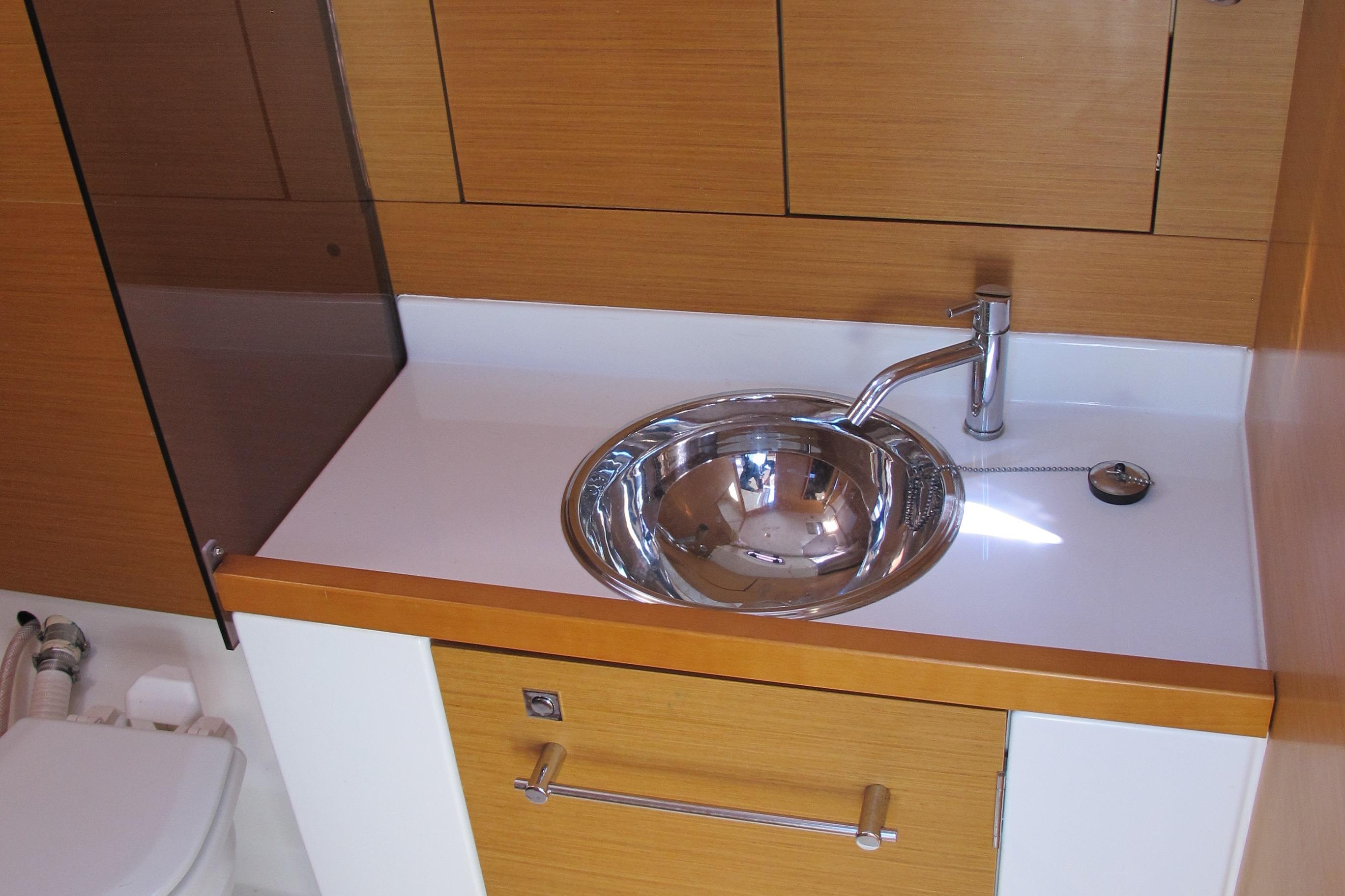 2013 Jeanneau Sun Odyssey 379 Cruisers