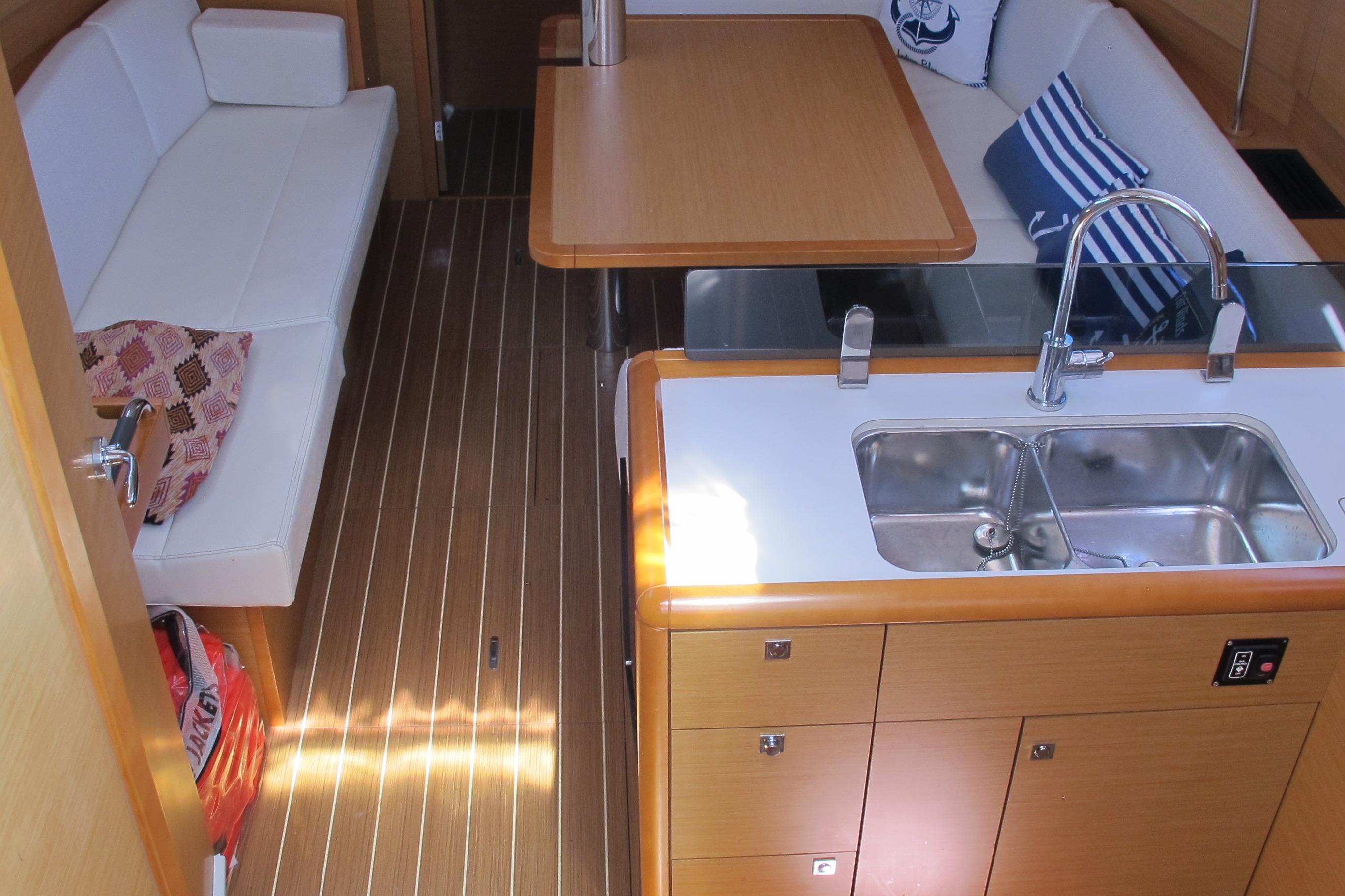 2013 Jeanneau Sun Odyssey 379 Cruisers
