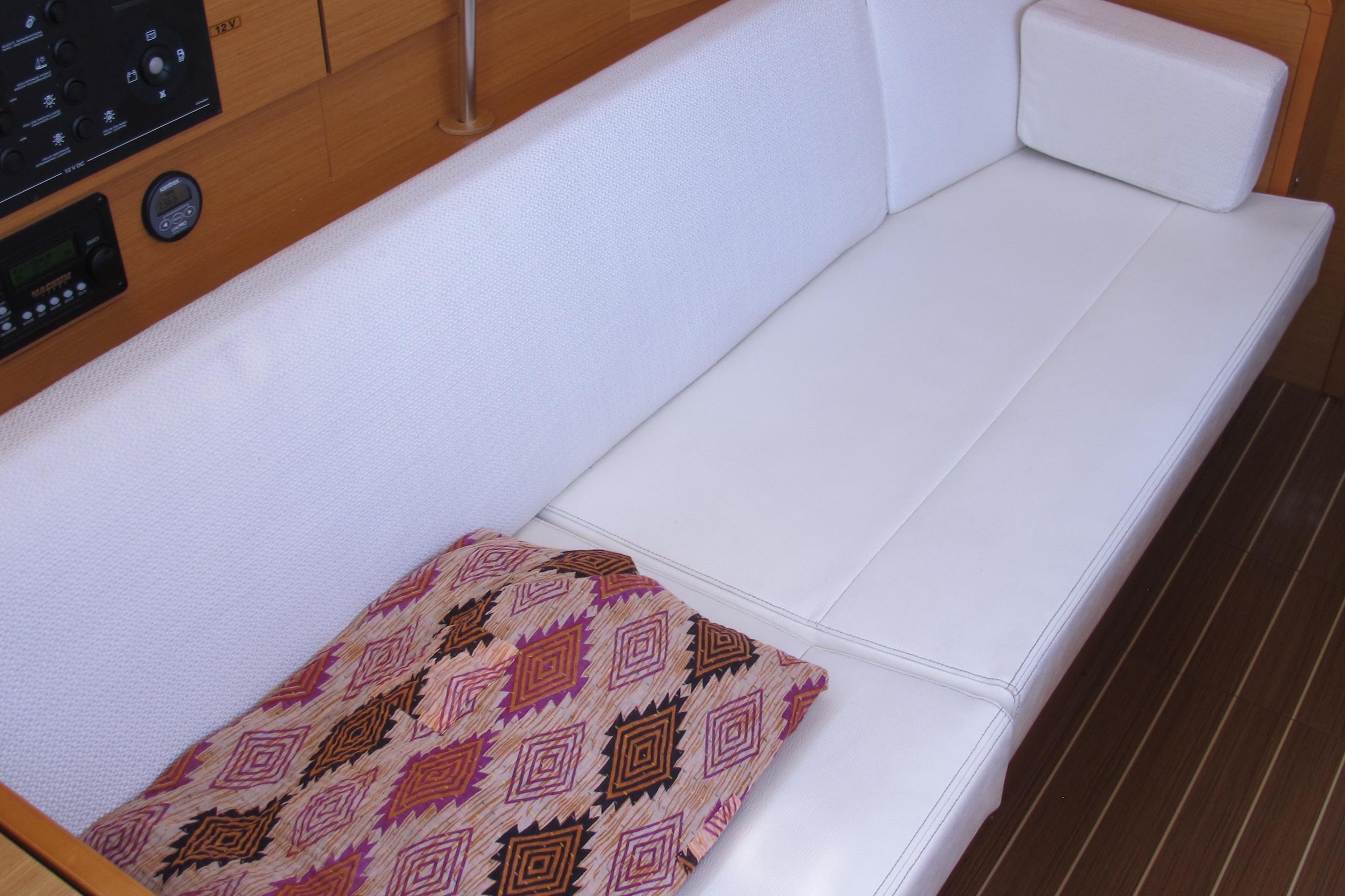 2013 Jeanneau Sun Odyssey 379 Cruisers