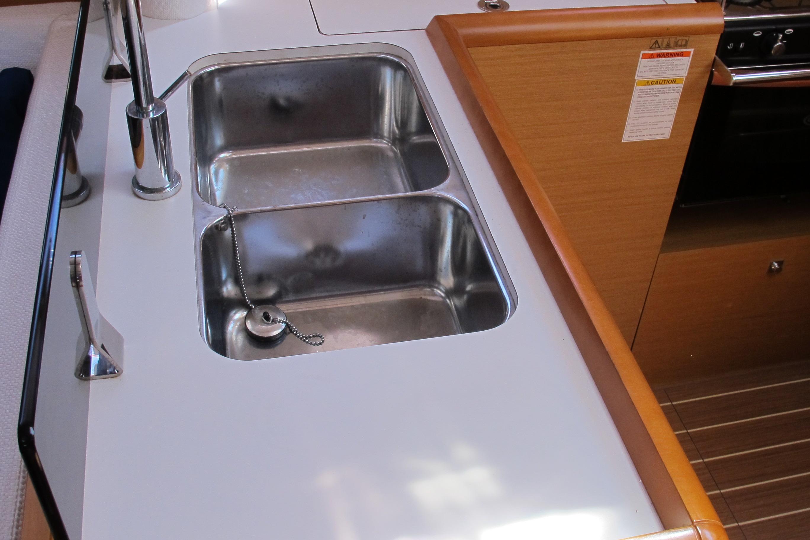2013 Jeanneau Sun Odyssey 379 Cruisers