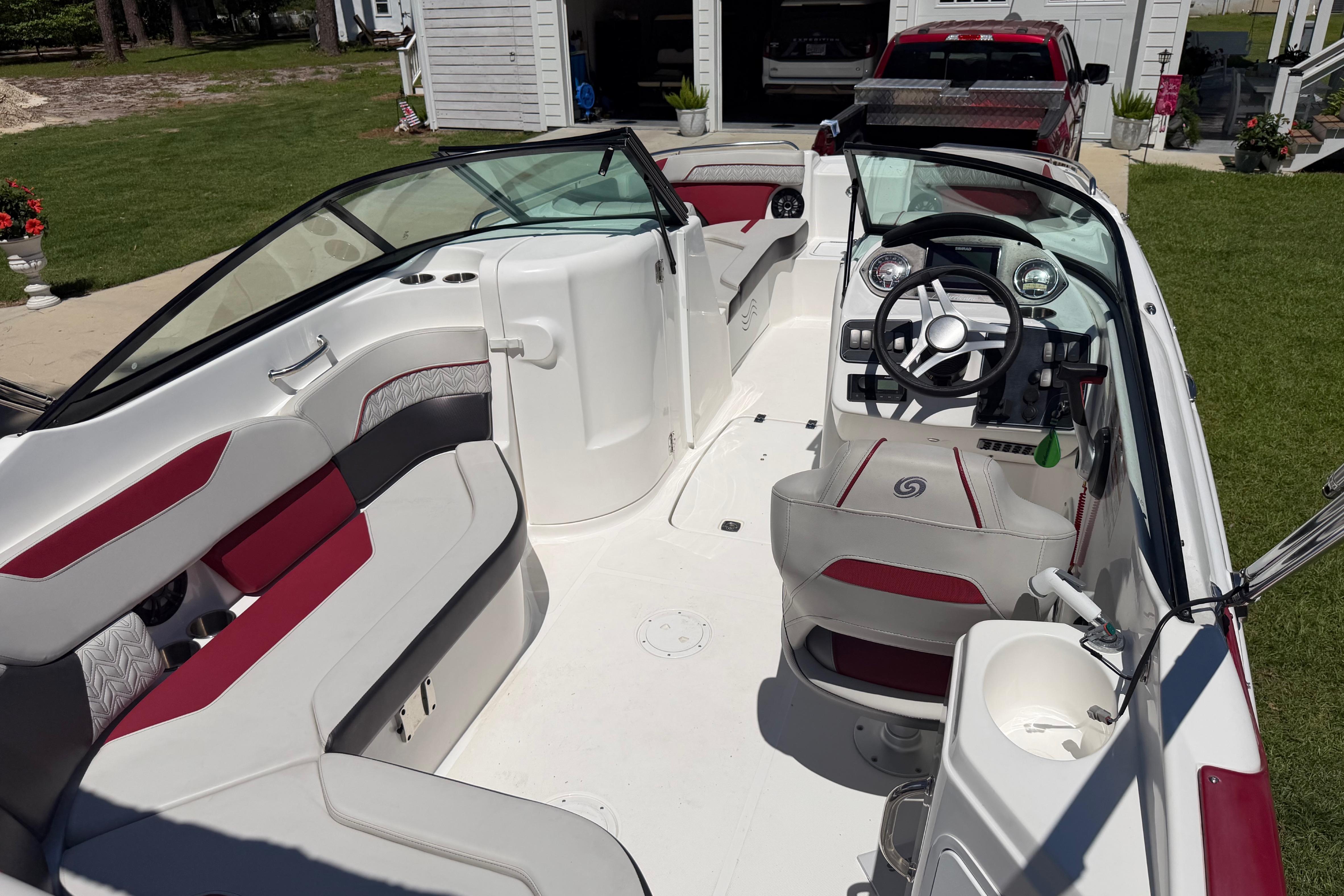 2024 Hurricane Sundeck 2200 Dc Ob Deck Boats